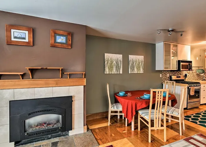 Walk To Town And Coast Anchorage Condo With Fireplace